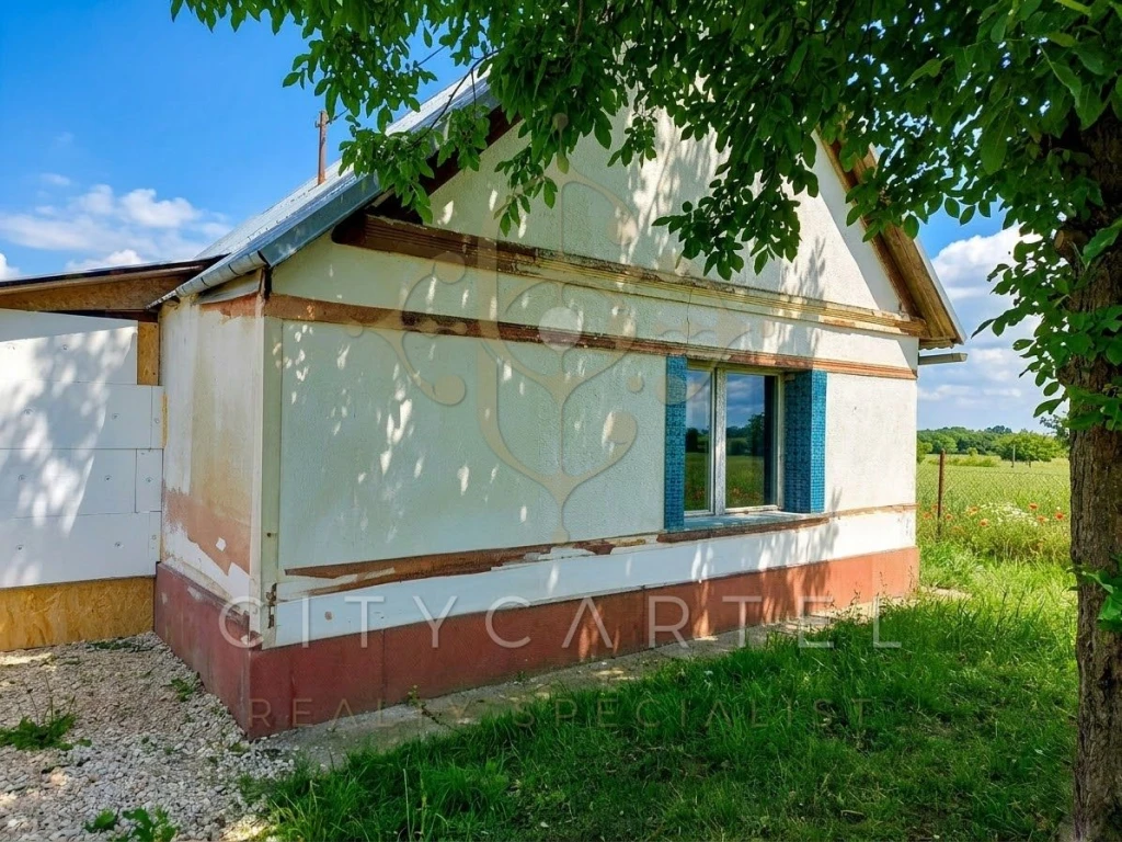 Kis ház nagy telekkel eladó Dunaföldváron!