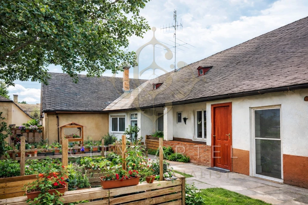 Központ közeli, 3 szobás családi ház eladó Bölcskén!