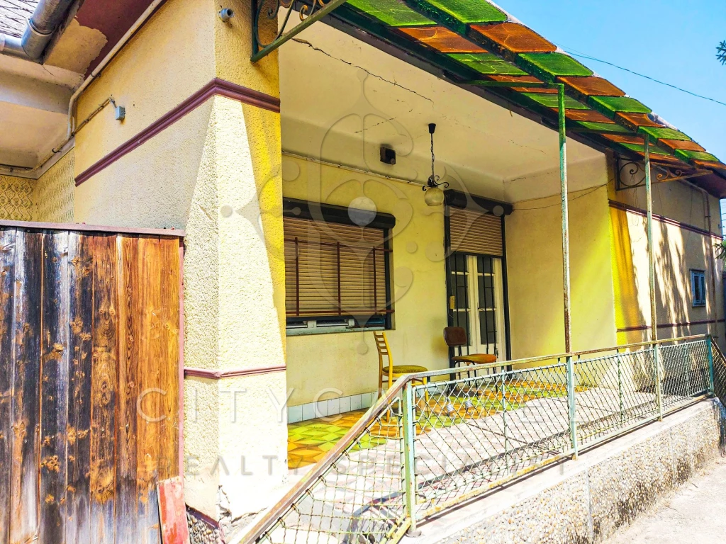 Felújításra szoruló kockaház eladó Dunaföldváron!