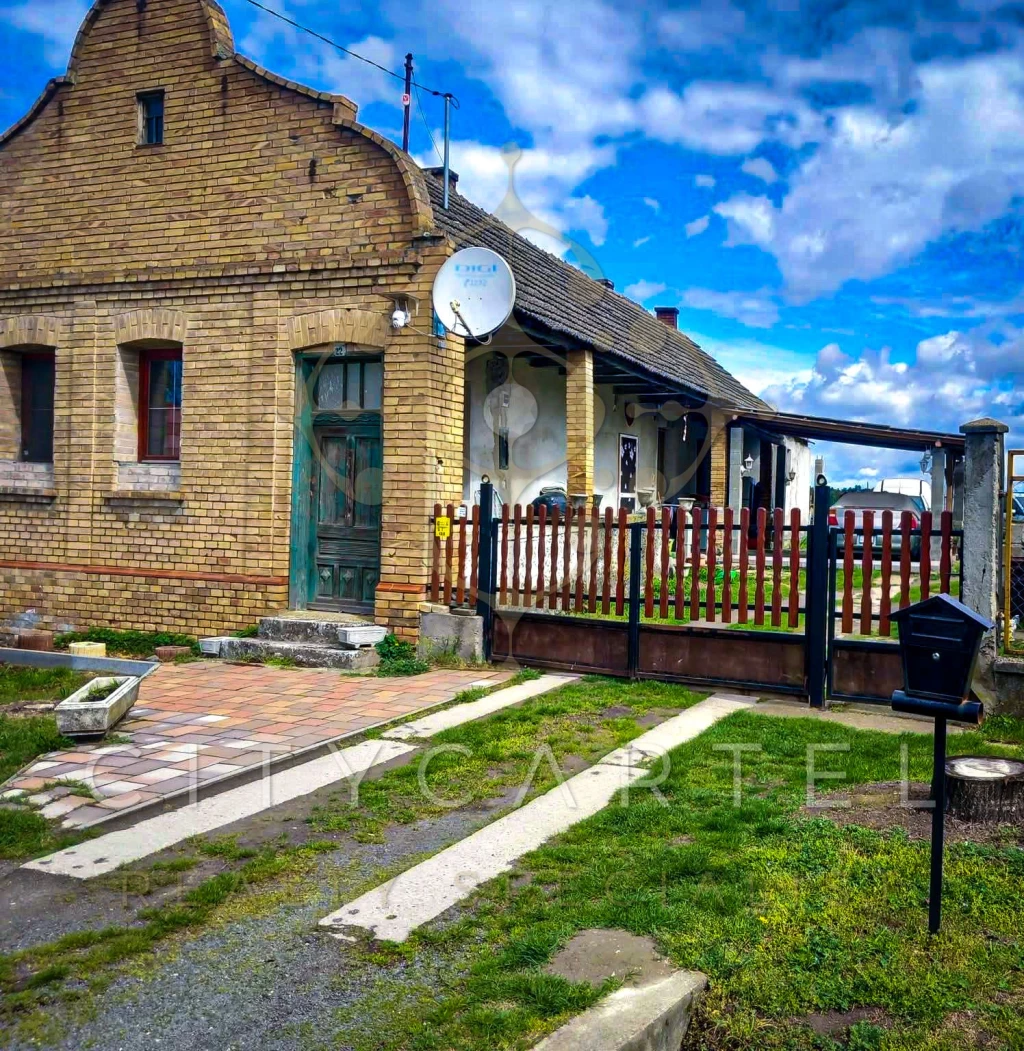 Autentikus hangulatú, tornácos parasztház eladó Dunaegyházán!