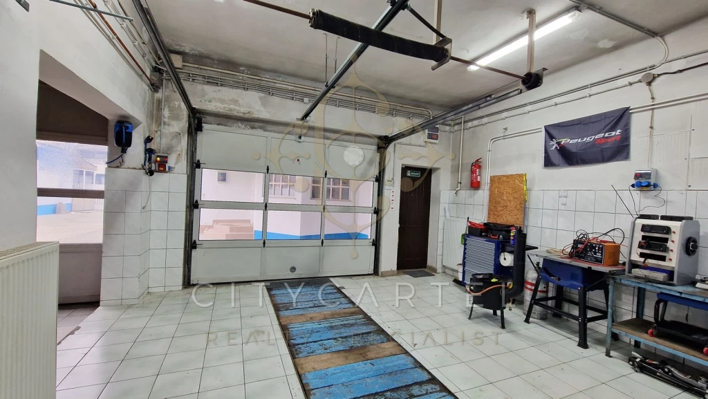 Családi ház alsó szintje külön autószerelő műhellyel!