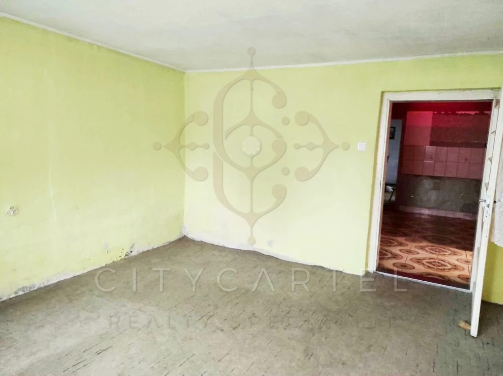 Perkáta csendes részén felújítandó ház eladó!