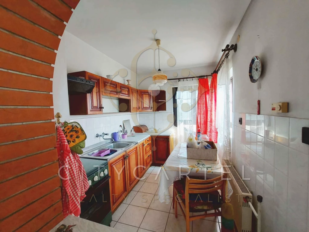 Kétgenerációs, családi ház eladó Solton!