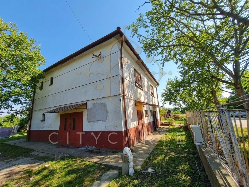 Felújítandó, kétszintes családi ház eladó Solton!