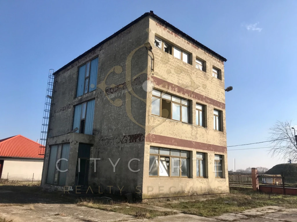 Felújításra szoruló irodaház eladó Dunaföldváron!