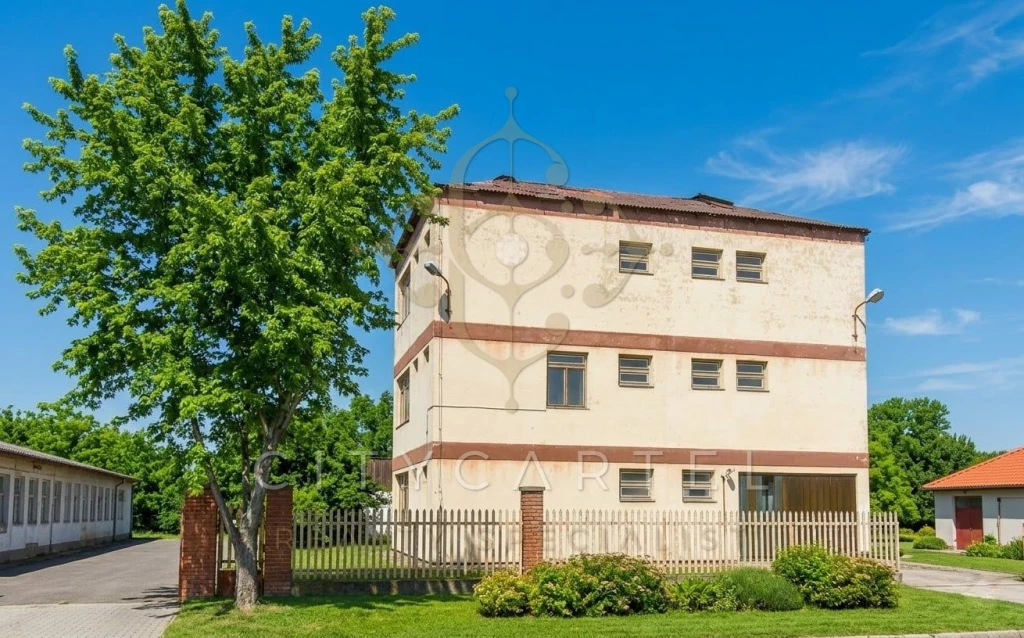 Felújításra szoruló irodaház eladó Dunaföldváron!