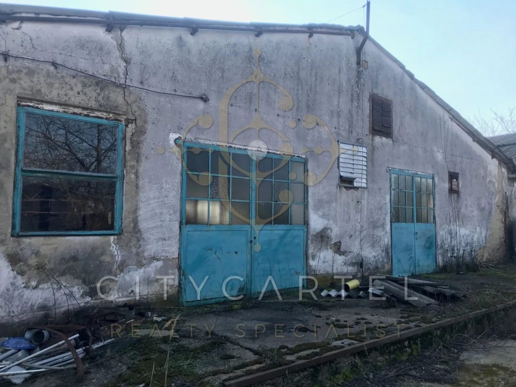 Felújításra szoruló ipari csarnok eladó Dunaföldváron!