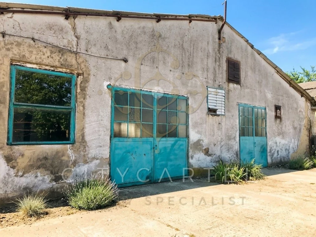 Felújításra szoruló ipari csarnok eladó Dunaföldváron!