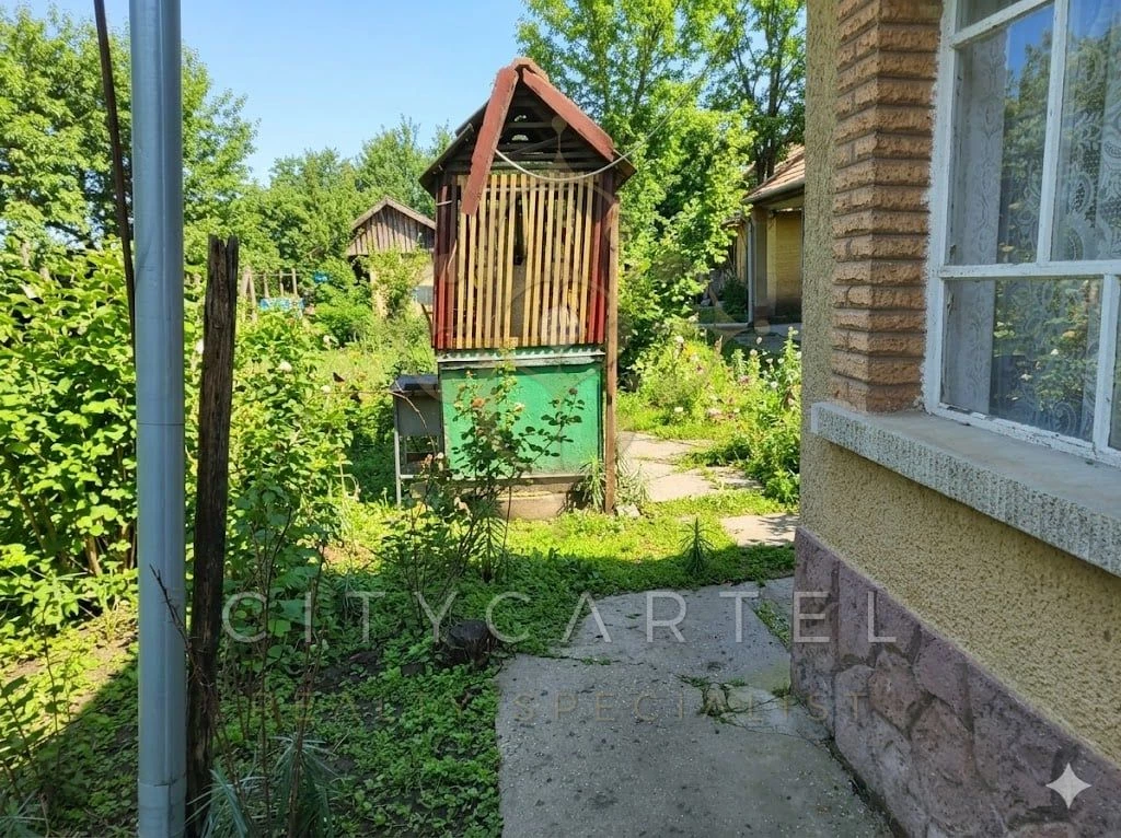 Számtalan helyiségből tágas otthonná alakítható ház eladó Perkátán!