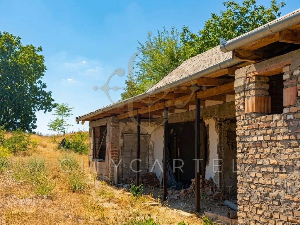 Részlegesen felújított családi ház eladó Baracson!