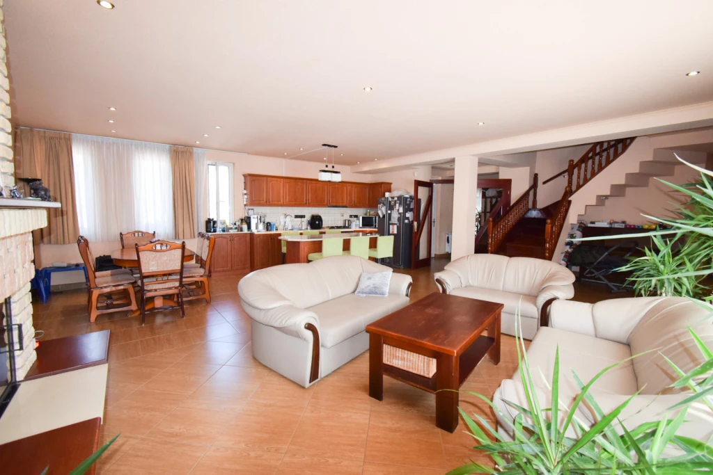 Eladó iroda, irodaház, Tát, Kertváros