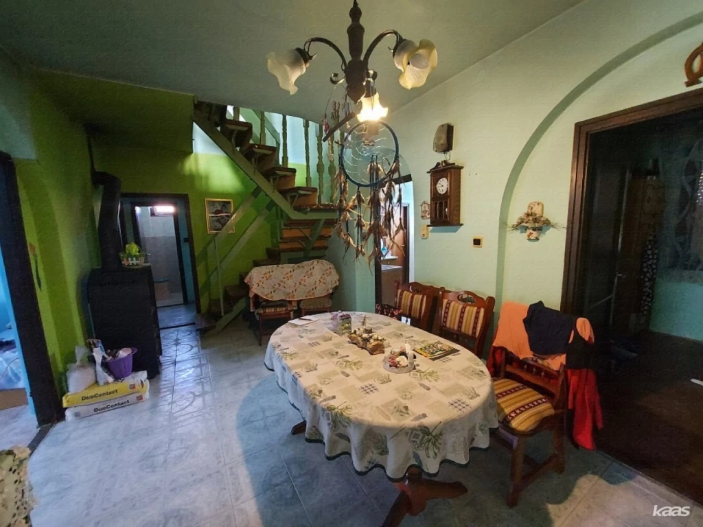 Lakóház, raktár, vegyesbolt | hat szobás ház Deszk központi részén