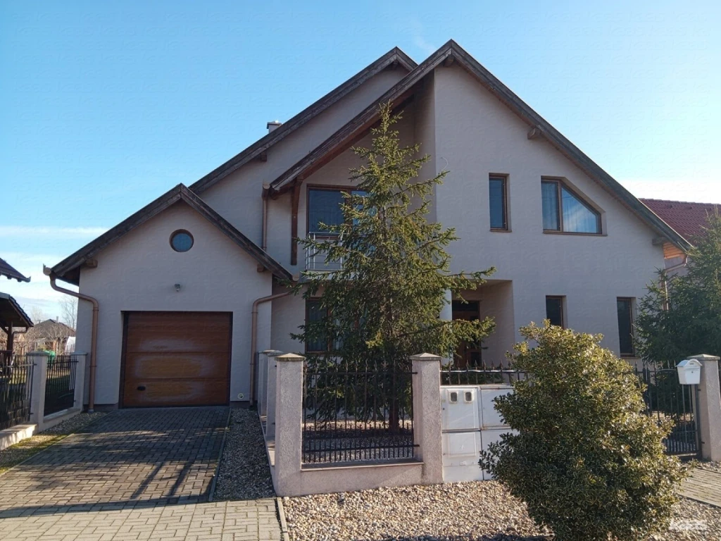 Családi ház | Mórahalmi 7 szobás, 180 nm-es újszerű, igényes családi ház