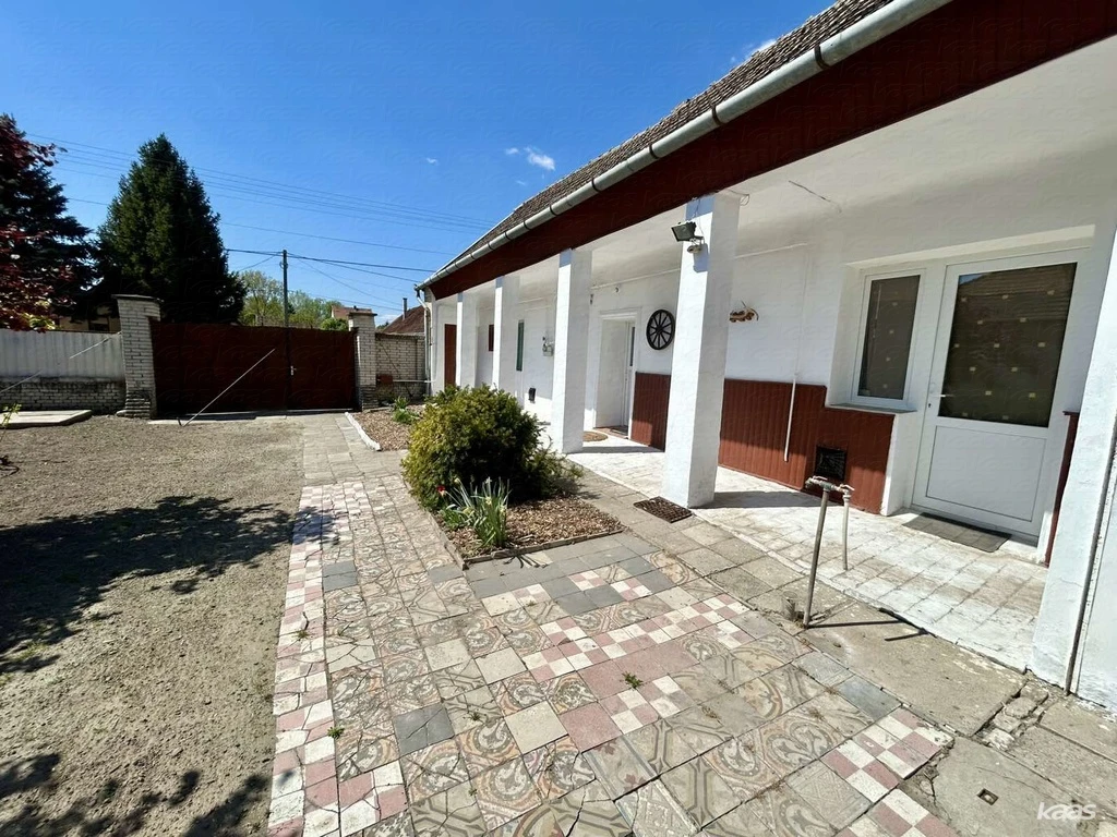 Mélykúton "tájház" eladó |