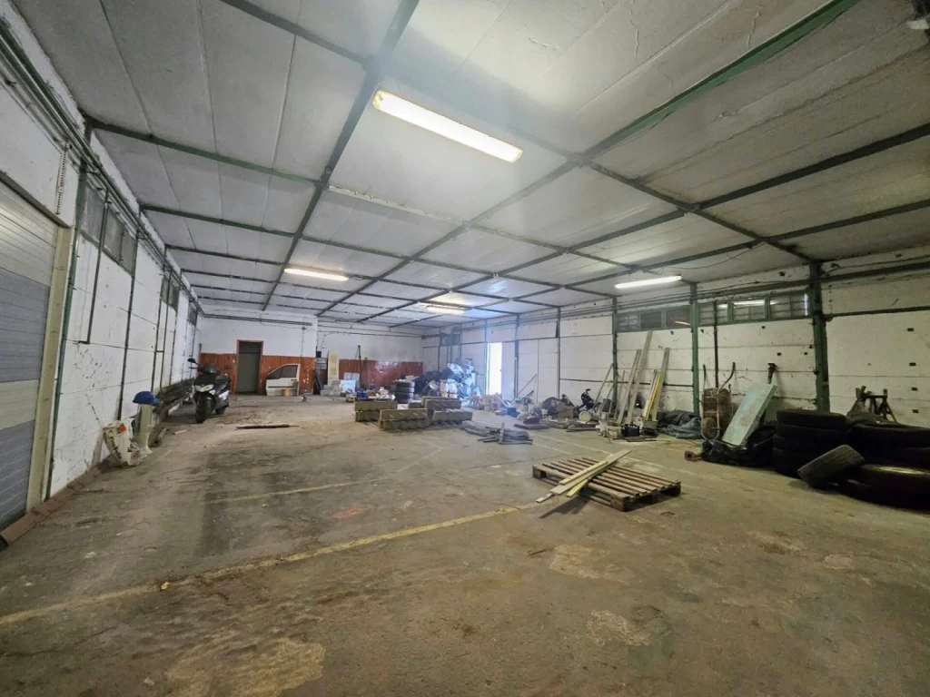 Szeged Ipartelep – 240 m² raktárcsarnok, 3,5 m belmagasság, 24 órás őrzés