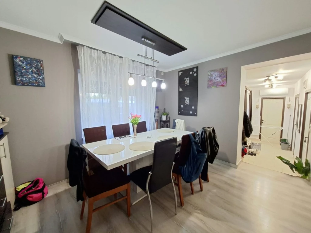 Szinte 0 rezsi – 156 m²-es családi ház 10 kW-os napelemes rendszerrel és többféle alternatív fűtéssel Szeged-Kiskundorozsmán!