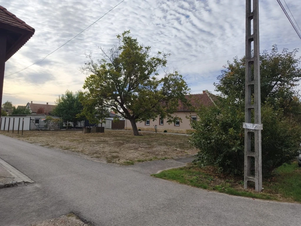 Szeged-Szentmihály központi részén   tőbbfunkciós telek eladó