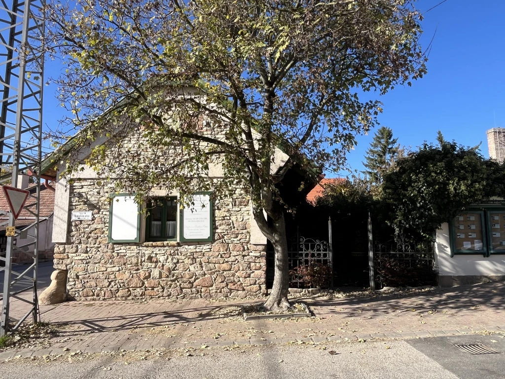 Eladó iroda, irodaház, Pilisborosjenő, Központban