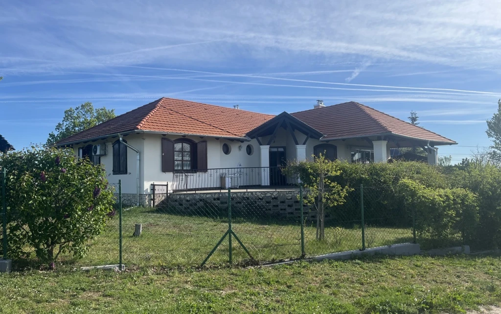 Eladó családi ház, Mencshely, Település szélén