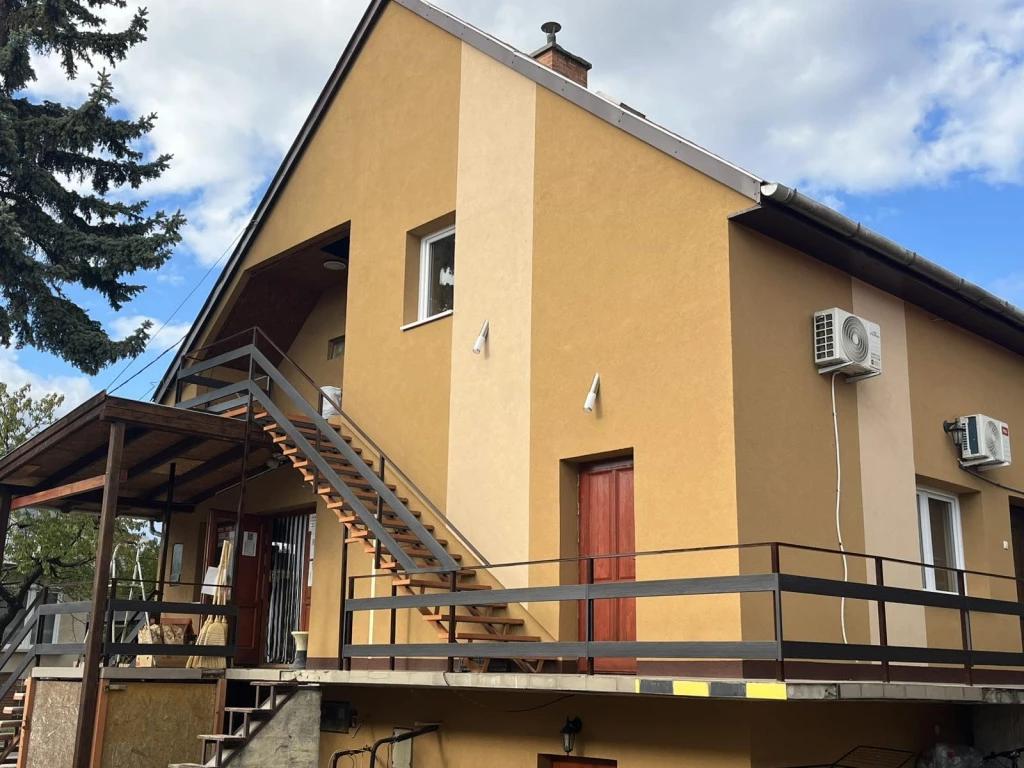 Vecsés, Jó befektetés, 267 m²-es, családi ház, 9 szobás, átlagos állapotú