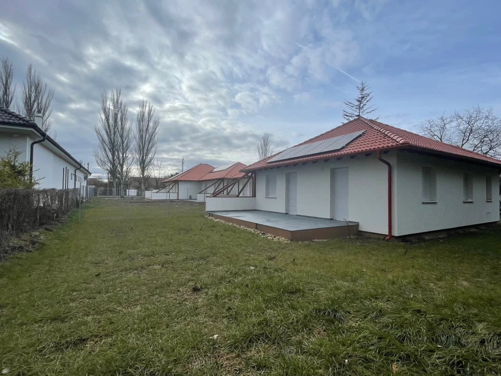 Velence, Partközeli utca, 90 m²-es, ikerház, 4 szobás, felújított / újszerű állapotú