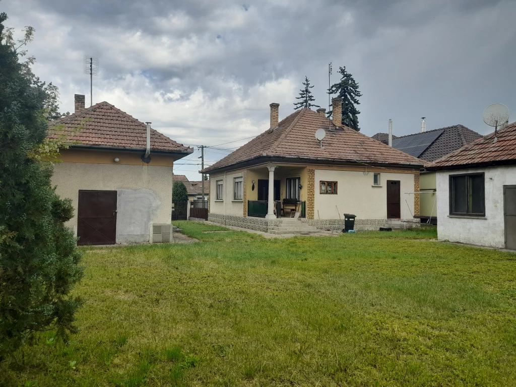 For sale house, Albertirsa, 66 m2-es családi ház, 1947 m2-es telekkel eladó eladó.