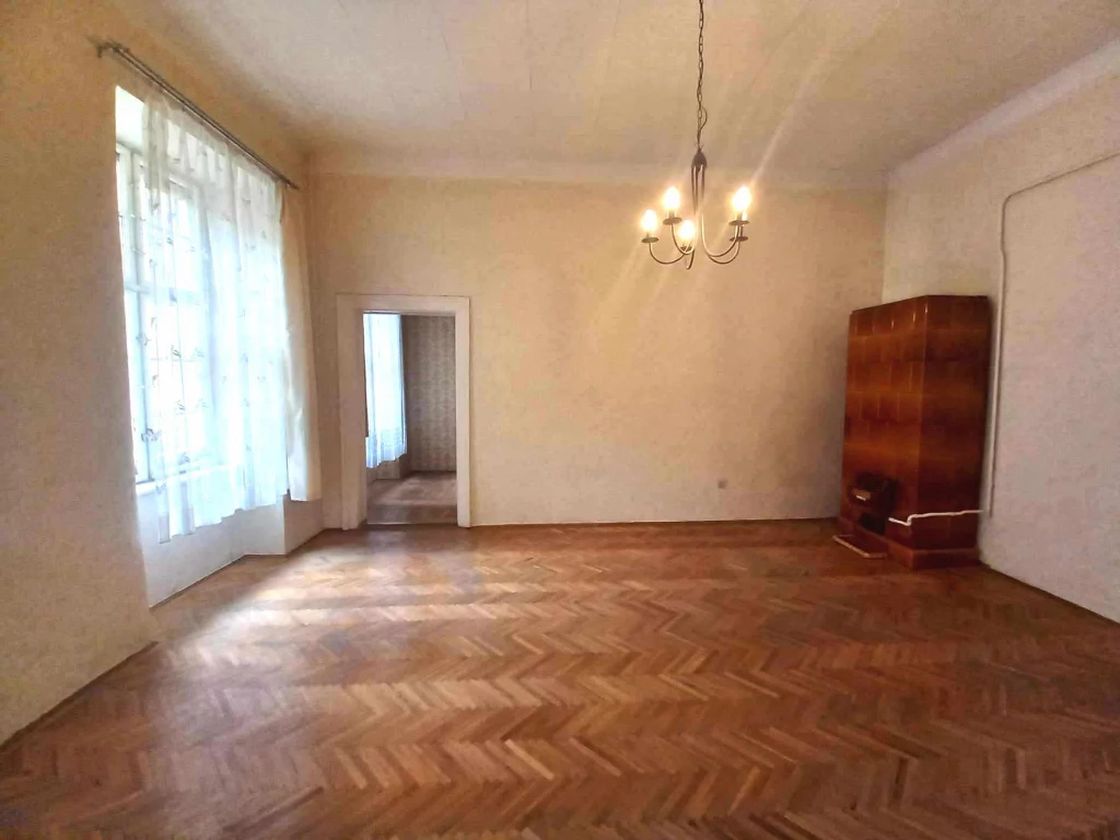 VII. Kerület, Klauzál tér, 69 m²-es, 2. emeleti, társasházi lakás