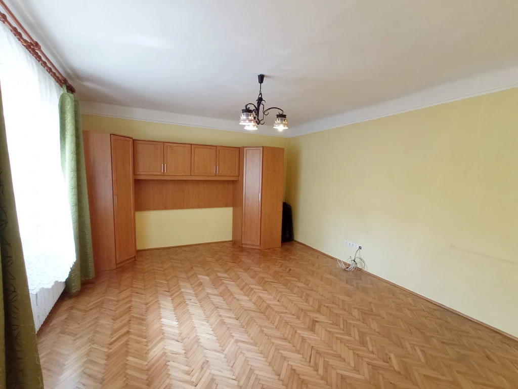 XVII. Kerület, Pesti út, 50 m²-es, sorház, 1+1 félszobás, átlagos állapotú