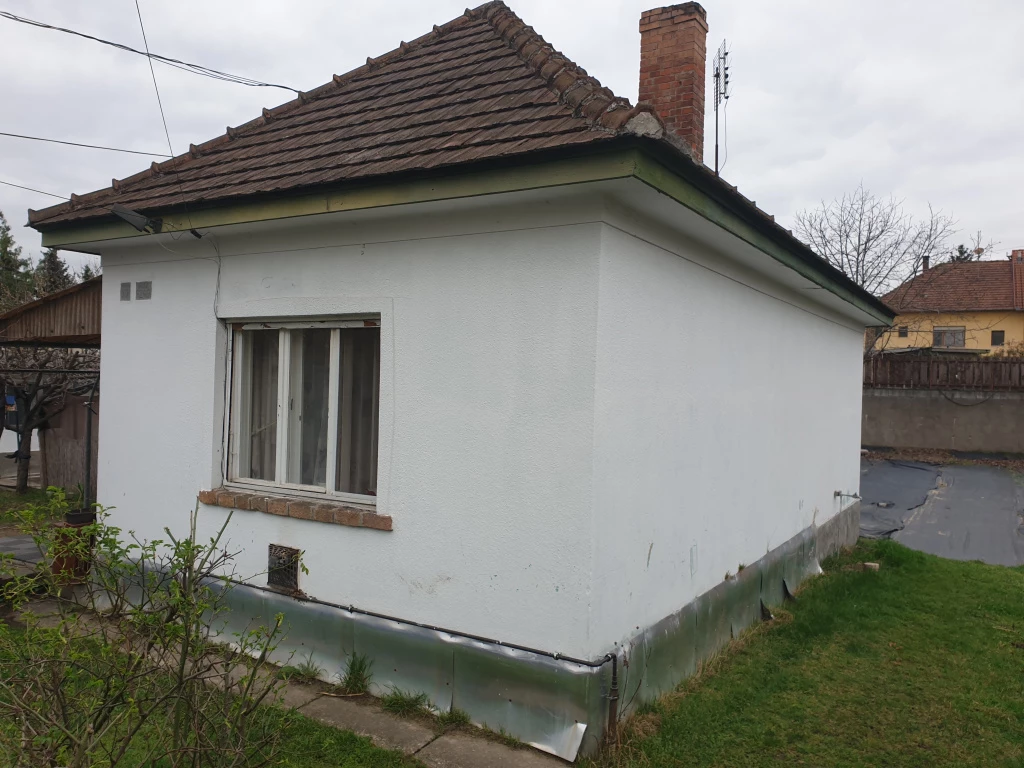 XXI. Kerület, Királyerdő, 51 m²-es, családi ház, 2 szobás, felújítandó állapotú