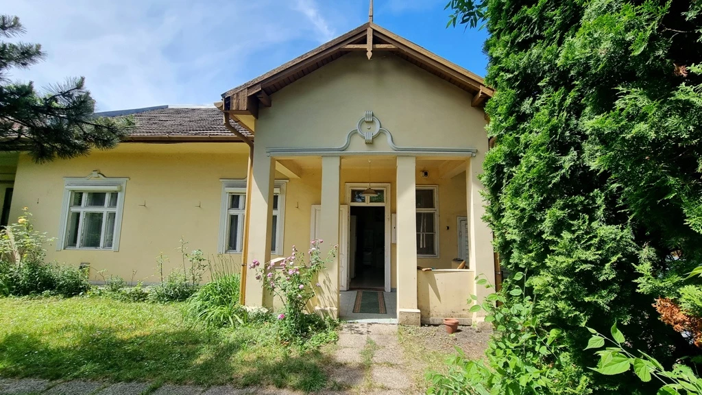 Vác, Zrínyi Miklós utca, 68 m²-es, házrész, 2 szobás, átlagos állapotú