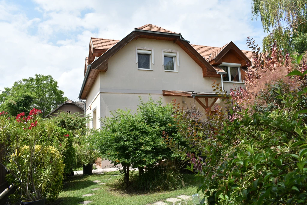 XIX. Kerület, Móricz  Zsigmond utca, 180 m²-es, 2 generációs, családi ház