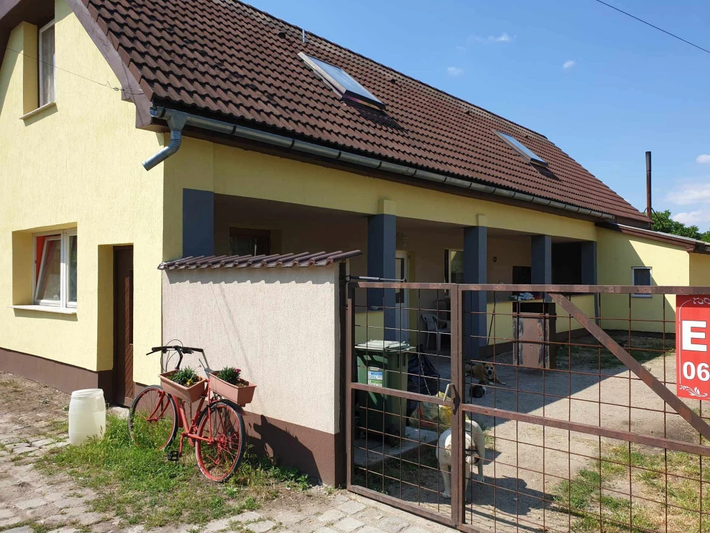 Majosháza, Duna közeli utca, 200 m²-es, 2 generációs, családi ház