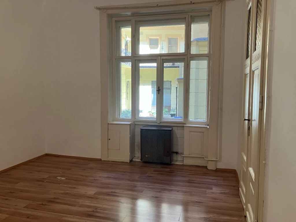 VII. Kerület, Dohány utca, 63 m²-es, földszinti, társasházi lakás