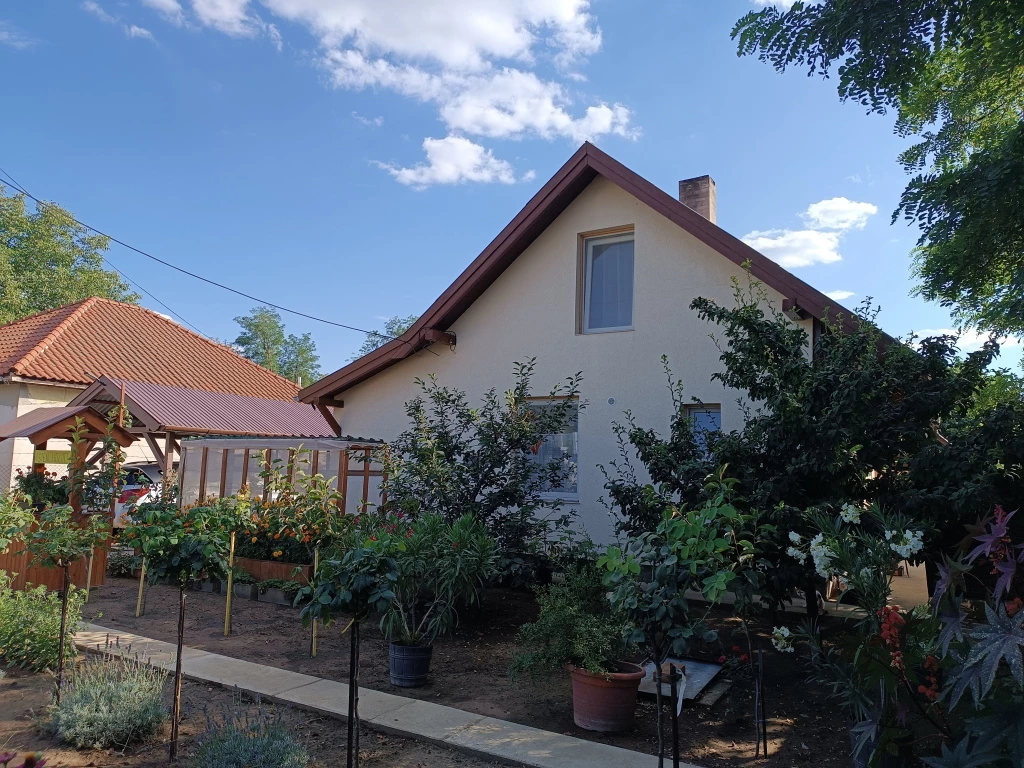 For sale house, Monorierdő, központjában, vonat állomás közelében újszerű 80m2-es 1281m2-es telekterülettel családi ház eladó! utca