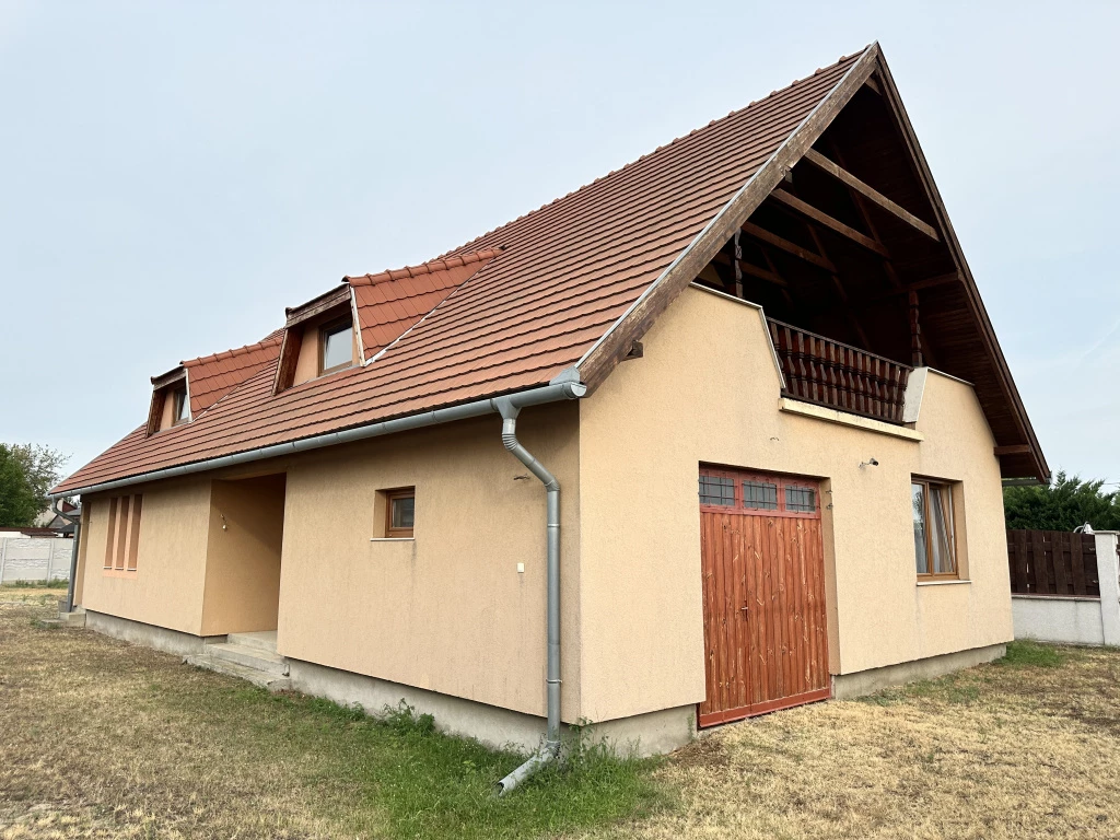 Délegyháza, Kétszintes, 125 m²-es, családi ház, 2 szobás, felújított / újszerű állapotú