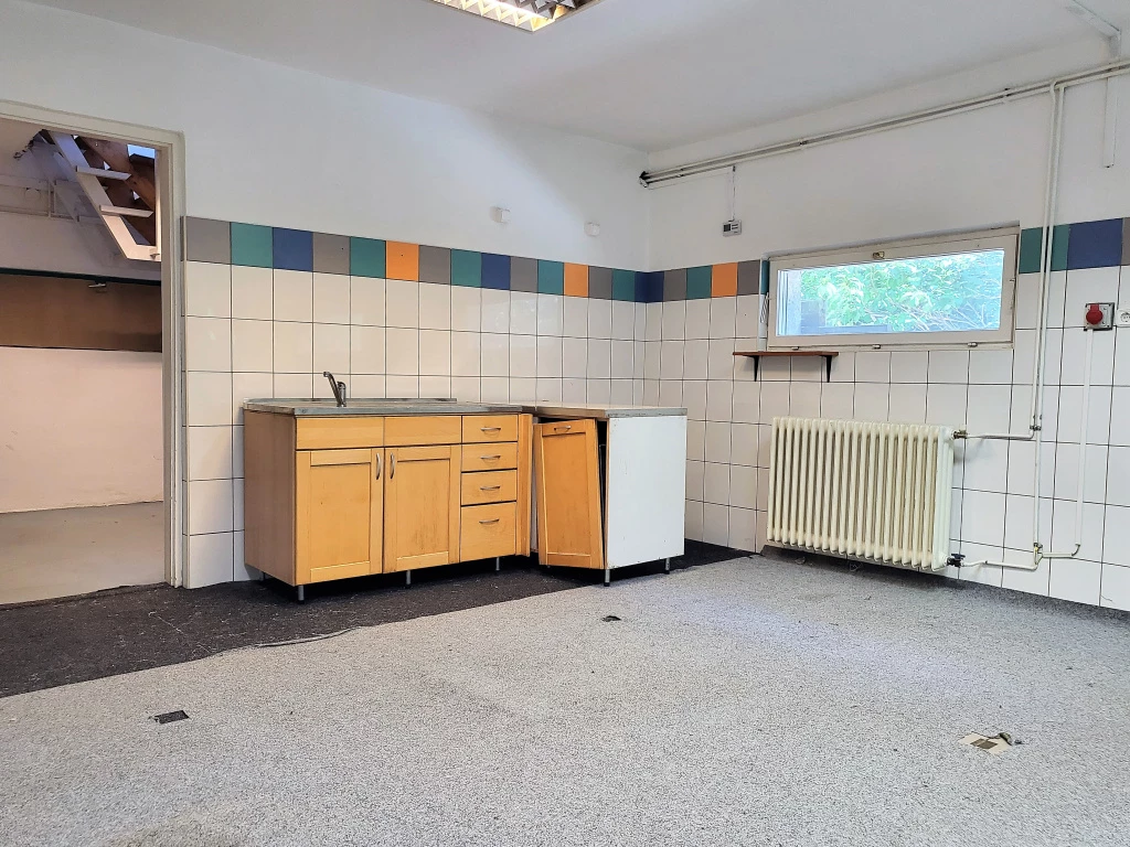 XV. Kerület, Őrjárat utca, 95 m²-es, egyéb üzlethelyiség, jó állapotú