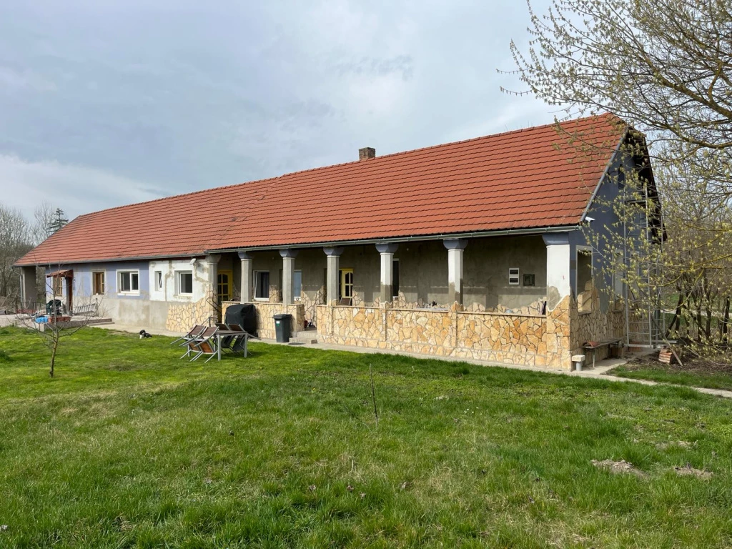 Nagyszokoly, Sarok telek, 179 m²-es, családi ház, 3 szobás, felújított / újszerű állapotú