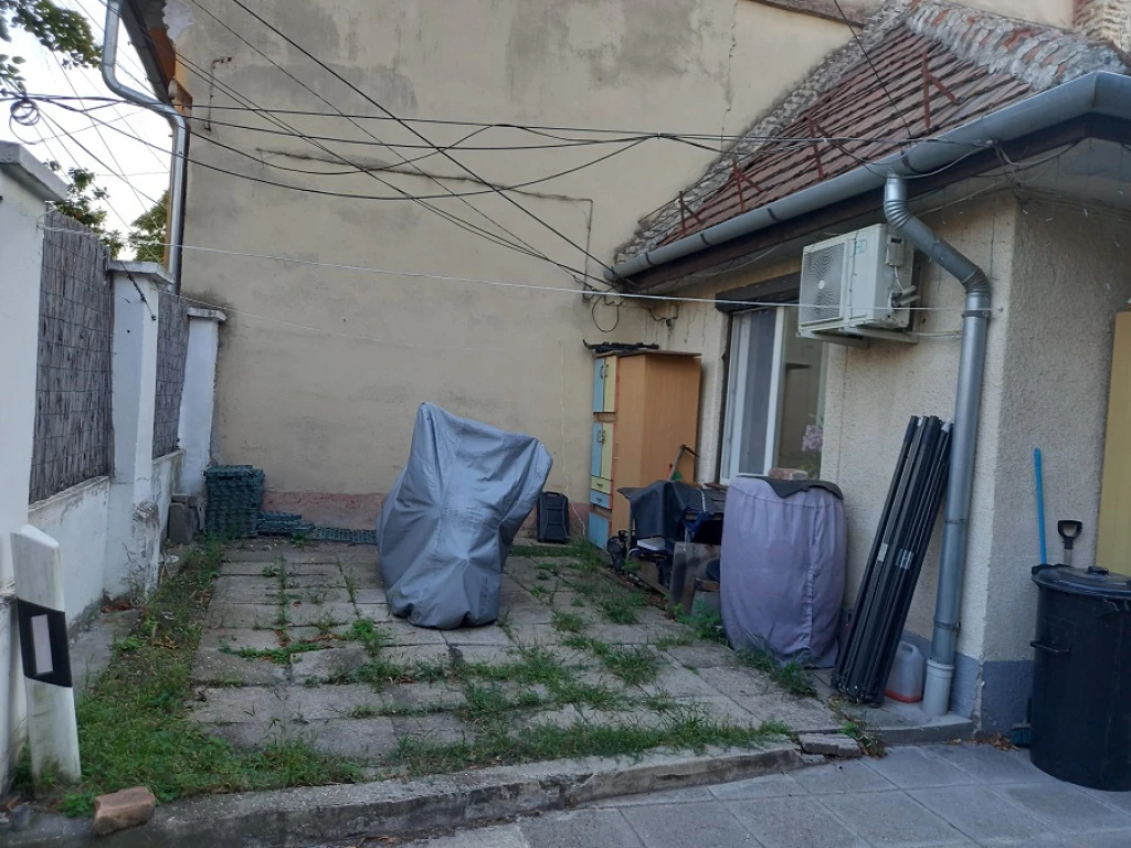 XIX. Kerület, Óváros utca, 30 m²-es, ikerház, 1 szobás, átlagos állapotú