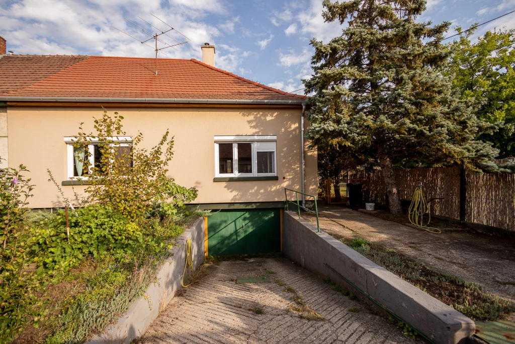 Dunakeszi, Hunyadi János utca, 80 m²-es, ikerház, 3 szobás, felújított / újszerű állapotú