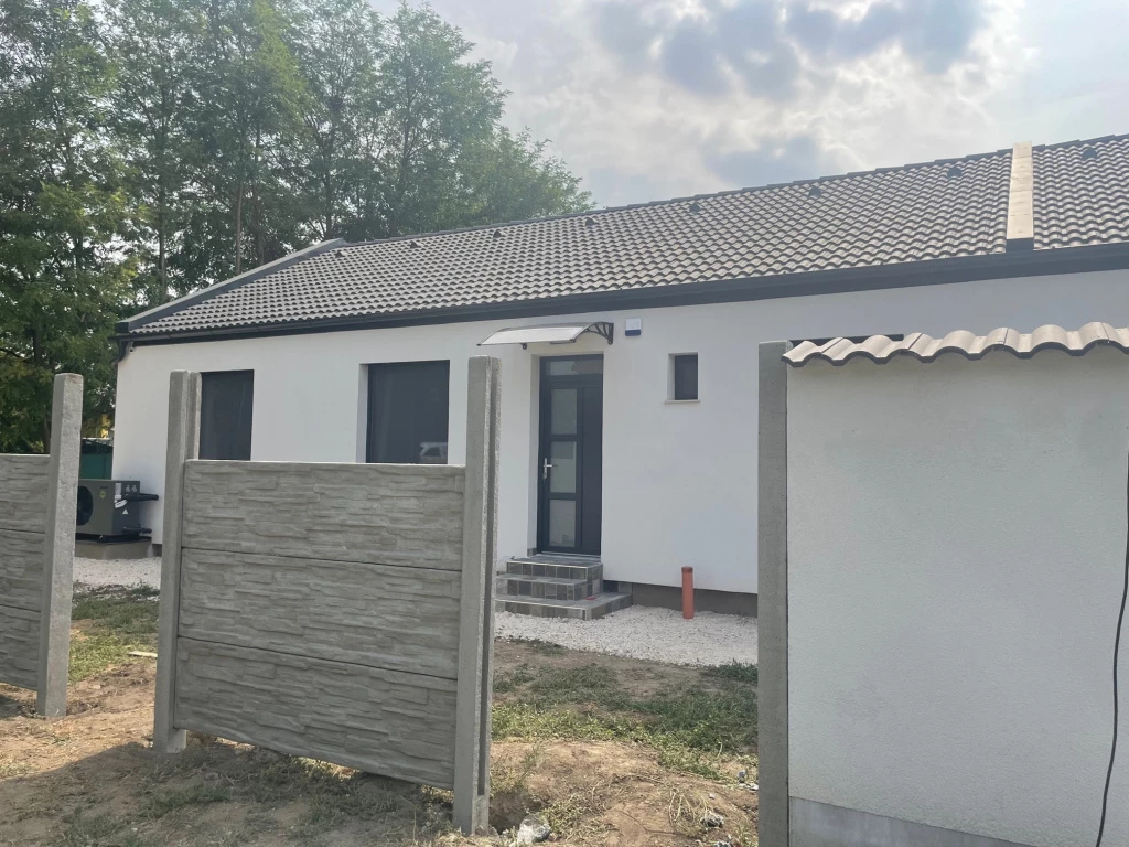 Besnyő, Virág utca, 93 m²-es, ikerház, 4 szobás, extrán felszerelt állapotú