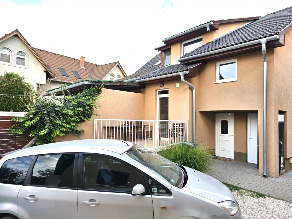 Dunakeszi, fő út, 123 m²-es, 2 generációs, ikerház, 6 szobás, felújított / újszerű állapotú