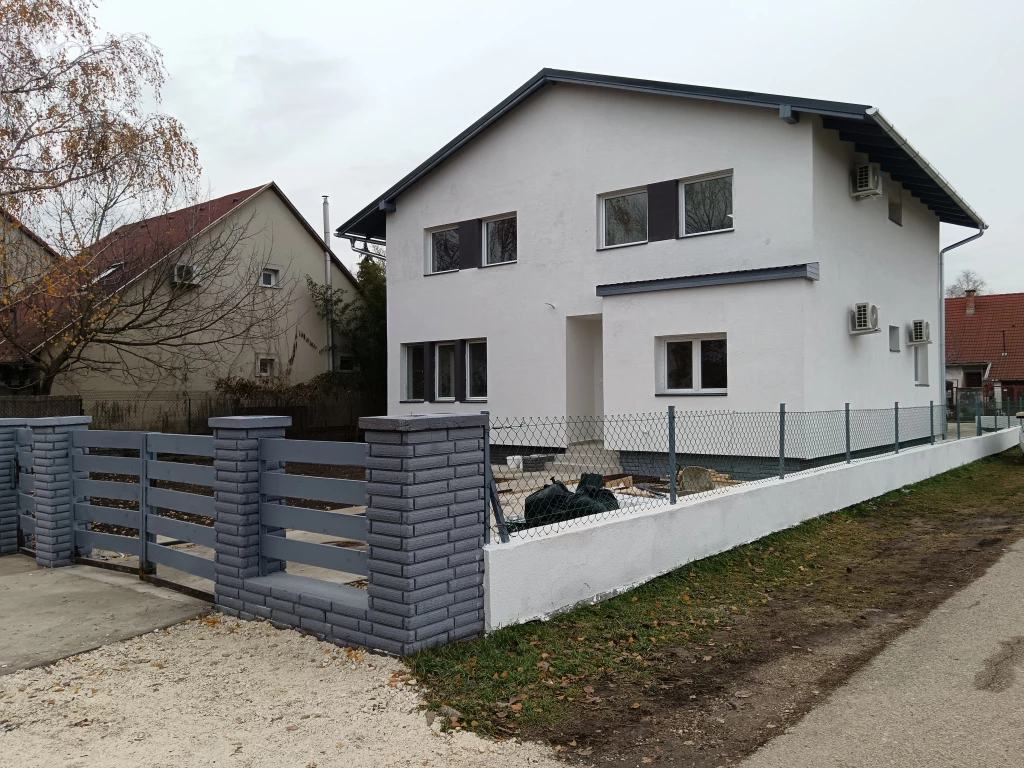 Tárnok, Rákóczi út közelében, 90 m²-es, ikerház, 3 szobás, felújított / újszerű állapotú