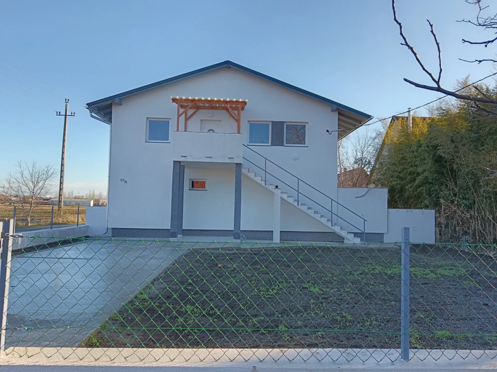 Tárnok, Rákóczi út közelében, 90 m²-es, ikerház, 3 szobás, felújított / újszerű állapotú