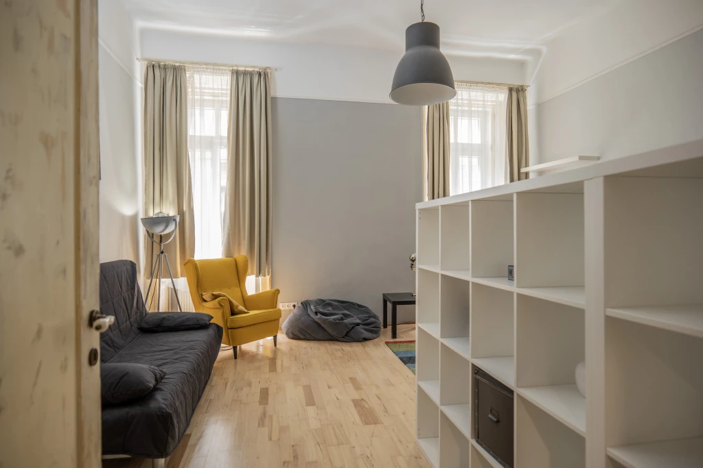 VII. Kerület, BULINEGYED KIRÁLY utca, 84 m²-es, 1. emeleti, társasházi lakás