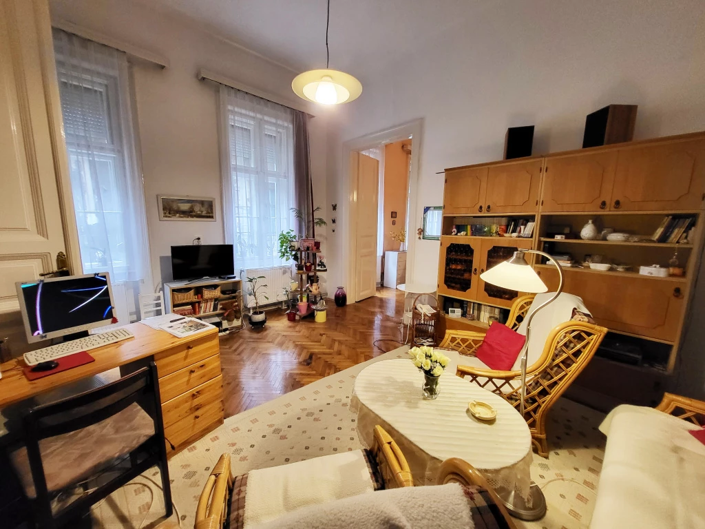 VII. Kerület, Zeneakadémia mellett, 75 m²-es, 3. emeleti, társasházi lakás