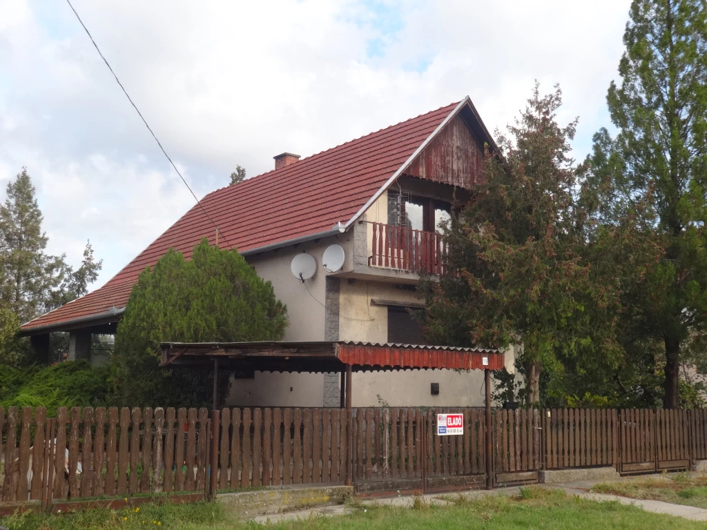 Tiszakécske, Hétvezér utca, 120 m²-es, családi ház, 4+1 félszobás