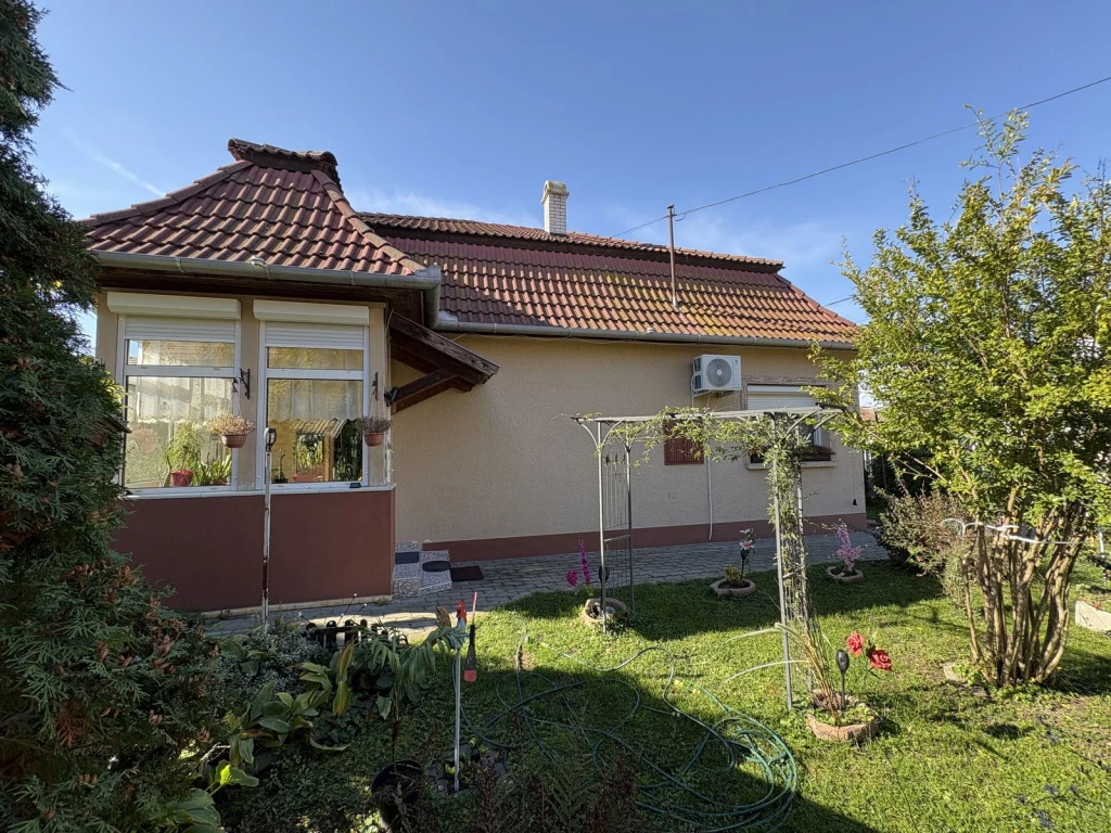 Áporka, Fő utca, 77 m²-es, családi ház, 2 szobás, kiváló állapotú