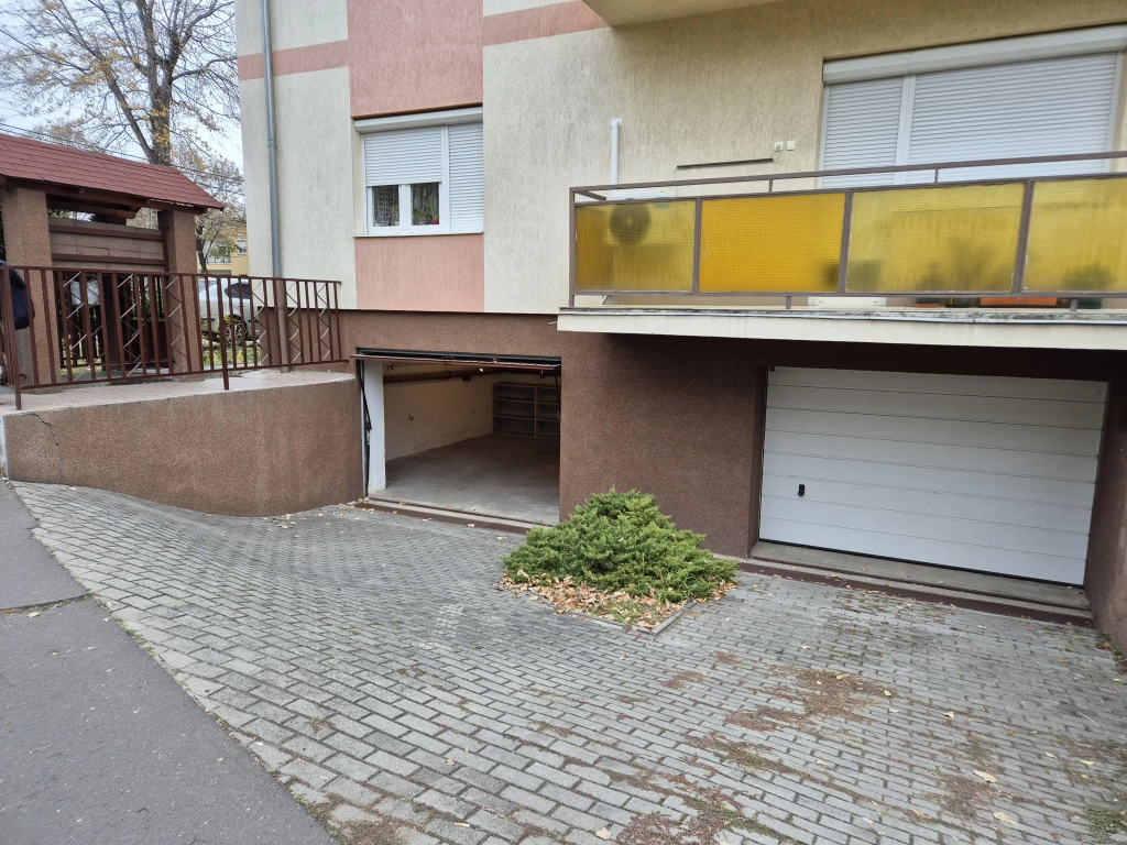 XIV. Kerület, Bonyhádi-Cinktai utca sarkánál, 26 m²-es, különálló garázs