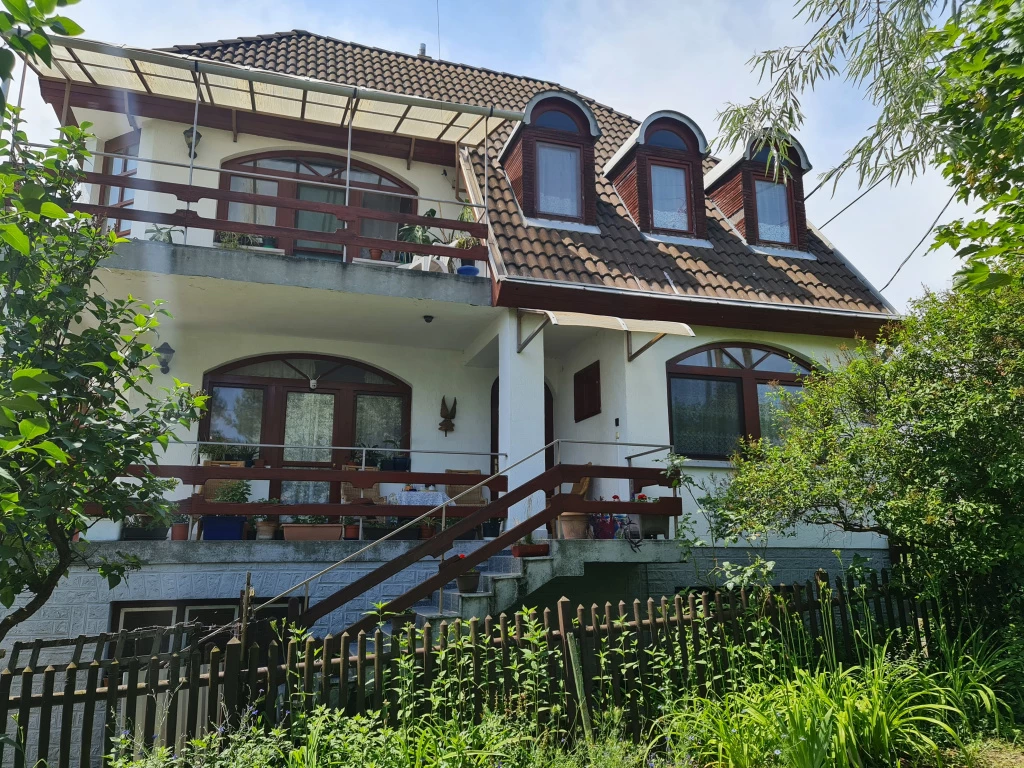 Domoszló, Hunyadi János utca, 158 m²-es, családi ház, 5 szobás