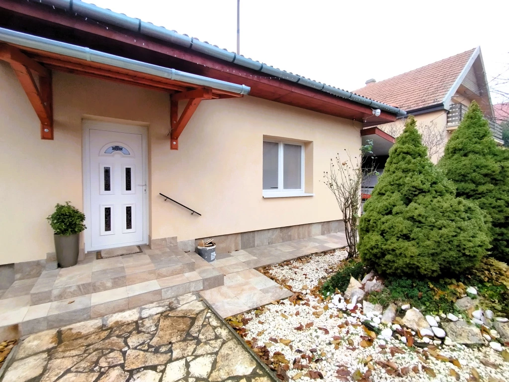 XVII. Kerület, Rózsaszál utca, 175 m²-es, 2 generációs, családi ház